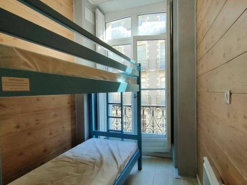 Cette petite chambre comprend des lits superposés et une fenêtre. dans l'établissement Appartement T2 bis 53 m² Centre-ville - 4/6 personnes, Ascenseur, Casier à ski, Machine à laver - FR-1-234-279, à Cauterets