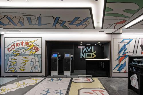 una habitación con muchos graffitis en las paredes en HOTEL TAVINOS Hamamatsucho, en Tokio