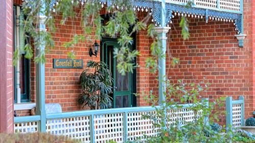 Taman di luar Grenfell Hall