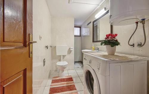 Ванна кімната в Nice Home In Sveti Ivan Zabno With Kitchen