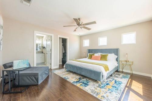 a bedroom with a bed and a ceiling fan at MODERN DOWNTOWN HOME CLOSE TO THE RIVERWALK, PEARL AND AT&T CENTER in San Antonio