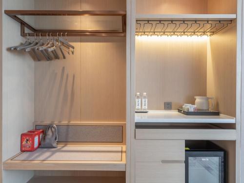 eine Küche mit Speisekammer und Kühlschrank in der Unterkunft Lavande Hotel Qihe Economic Development Zone in Qihe