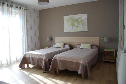 - une chambre avec 2 lits et une fenêtre dans l'établissement Le Manège, à Creney-près-Troyes