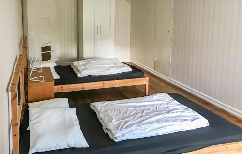 Postel nebo postele na pokoji v ubytování 2 Bedroom Lovely Home In Kimstad