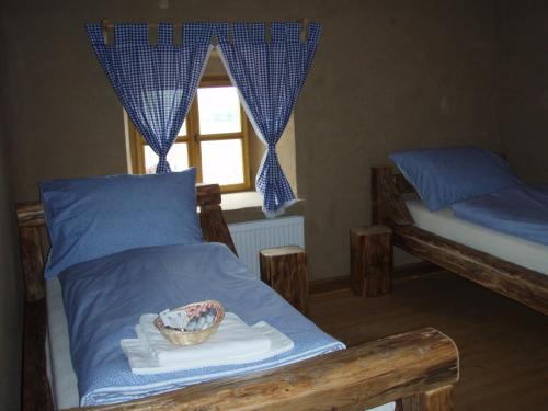 Postel nebo postele na pokoji v ubytování Krčma Hotel U Císařské Cesty