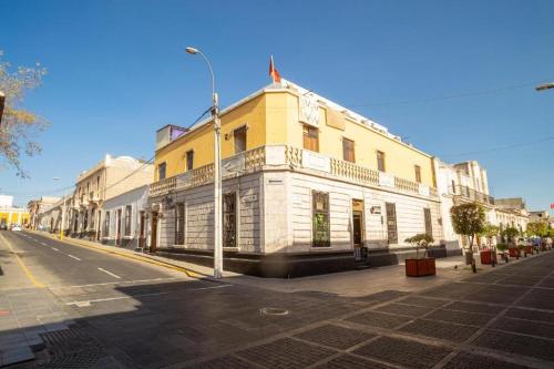 a yellow and white building on the side of a street at Hotel La Posada de Ugarte in Arequipa