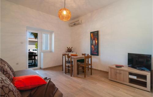 TV a/nebo společenská místnost v ubytování Gorgeous Apartment In Sutivan With Wifi