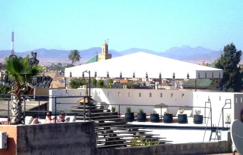 um grupo de pessoas sentadas no telhado de um edifício em Ryad Laârouss em Marraquexe