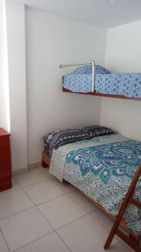 - une chambre avec un lit et des lits superposés dans l'établissement Departamentos Cerro Azul P1, à Cerro Azul