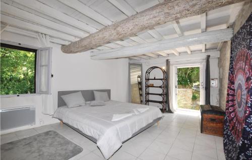 um quarto branco com uma cama e uma janela em Lovely Home In Laroque Des Alberes With Private Swimming Pool, Can Be Inside Or Outside em Laroque-des-Albères