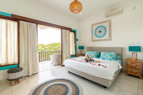 Spacious & quiet 2 bd villa with pool and projector