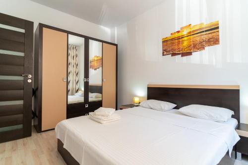 En eller flere senge i et værelse på Apartament Tudor