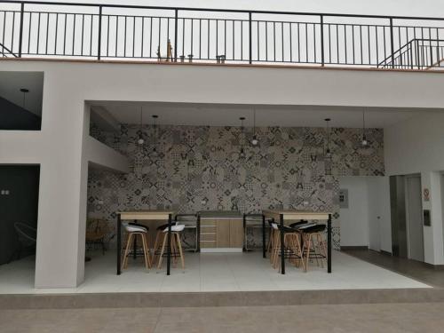 una habitación con mesas y taburetes en un edificio en MODERNO LOFT BARRANCO, VISTA PANORAMICA, en Lima