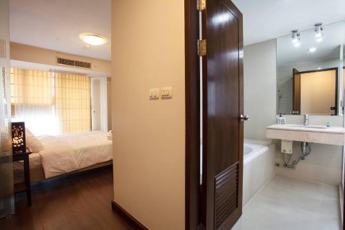 a bathroom with a bed and a sink and a tub at 7D - 2bedrooms3baths Near Mrt Downtown Bangkok in Makkasan