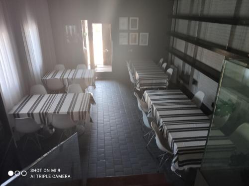 una fila de mesas y sillas en una habitación en Casa Marisa en San Asensio