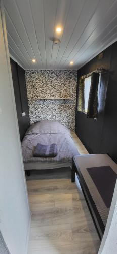 a bedroom with a bed in the corner of a room at Świętokrzyska Italia in Włochy