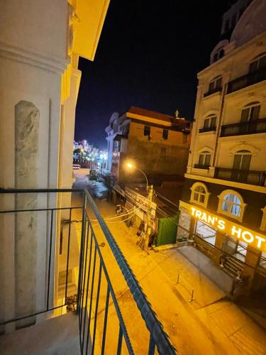 uitzicht vanaf een balkon van een gebouw 's nachts bij Lucas Inn in Da Lat