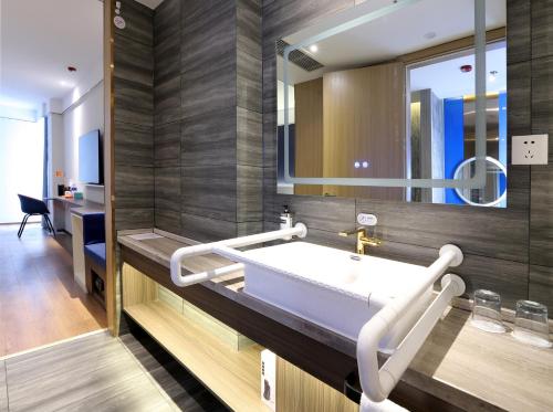 Bilik mandi di Holiday Inn Express Hengshui Railway Station by IHG