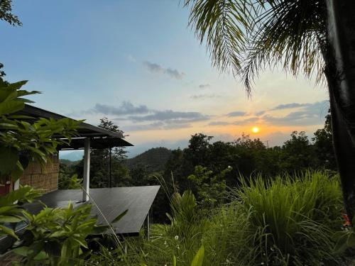 a view of the sunset from a house at Monsonkeang Camping view ม่อนสันเกี๋ยง in Mae Chaem