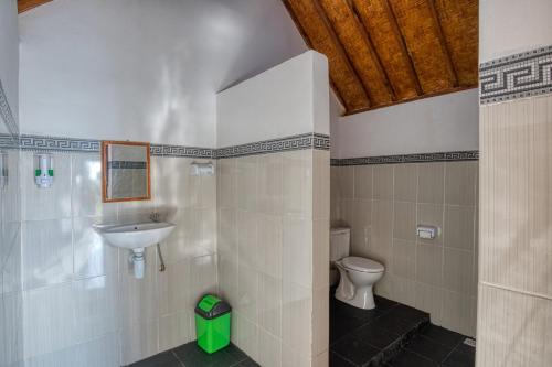 A bathroom at Mahendra Cottage