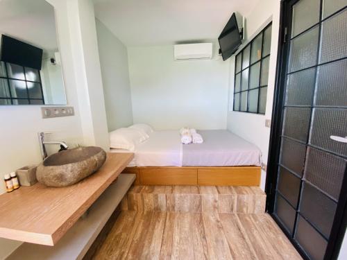 Säng eller sängar i ett rum på 200Mbps Wifi - Penthouse With Acropolis View