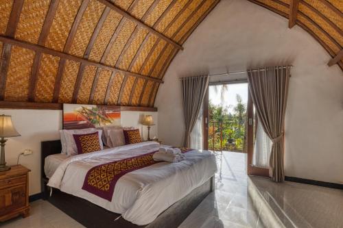 1 dormitorio con cama grande y ventana grande en Mahendra Cottage en Nusa Penida