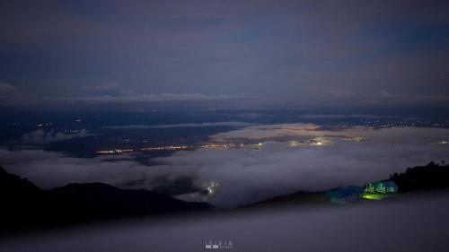 a view of a city from above the clouds at night at วิมานหมอก ภูทับเบิก in Ban Maeo Thap Boek