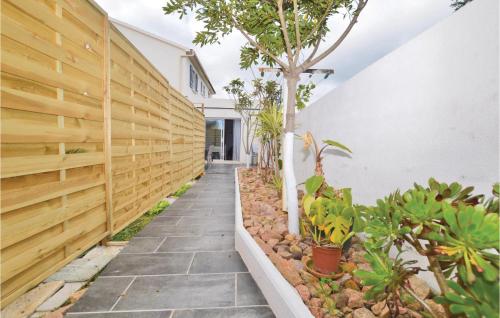 Κήπος έξω από το Amazing Home In Aleria With Wifi