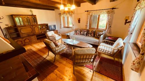 弗林布爾克的住宿－Chata Klára，享有空中景致,设有带沙发和椅子的客厅
