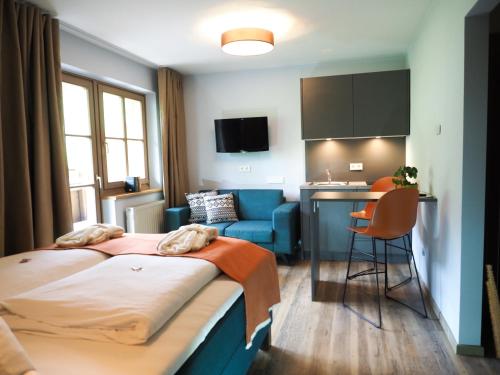 Habitación de hotel con cama y cocina en Chesa Montana, en Maria Alm am Steinernen Meer