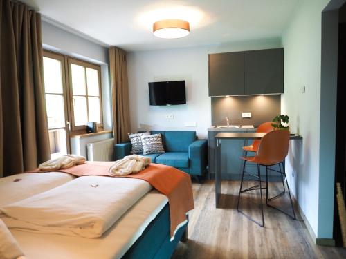 pokój hotelowy z łóżkiem i kuchnią w obiekcie Chesa Montana w mieście Maria Alm am Steinernen Meer