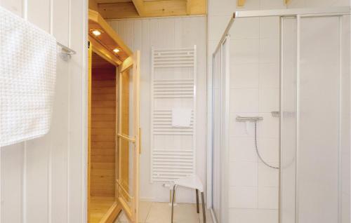 baño blanco con ducha y taburete en 2 Bedroom Awesome Home In Ostseeresort Olpenitz, en Olpenitz