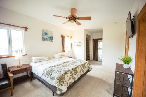 a bedroom with a bed and a ceiling fan at Hilo Vacation Rental in Hilo