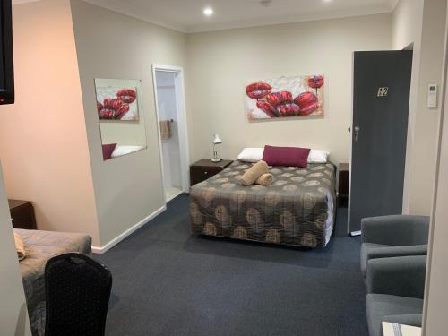 Ein Sitzbereich in der Unterkunft Titania Motel