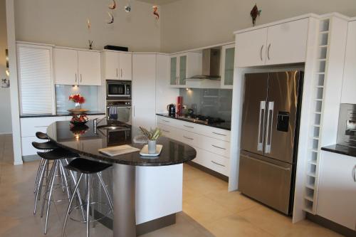 مطبخ أو مطبخ صغير في Bella Vista - Tangalooma Holiday house