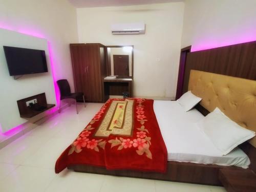 Ένα ή περισσότερα κρεβάτια σε δωμάτιο στο Hotel Svarnima By WB Inn