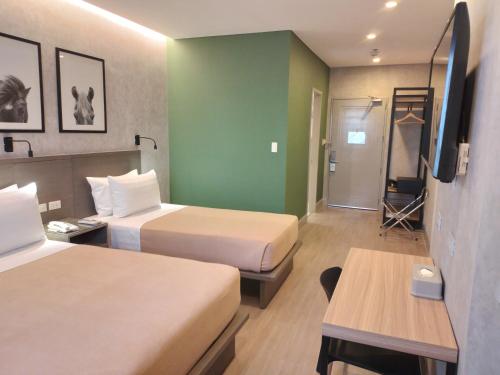 Tempat tidur dalam kamar di Primeway Suites Cebu