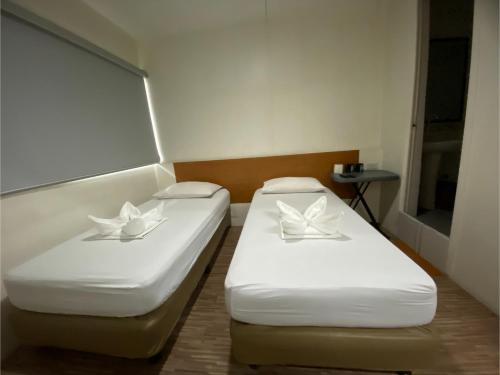 Cama o camas de una habitación en OYO 878 Dg Budget Hotel Naia