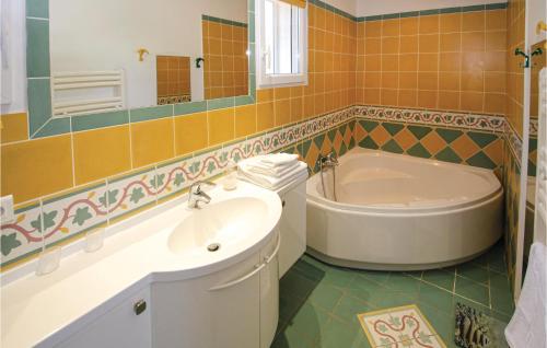 a bathroom with a tub and a sink and a bath tub at Amazing Home In Caumont Sur Durance in Caumont-sur-Durance