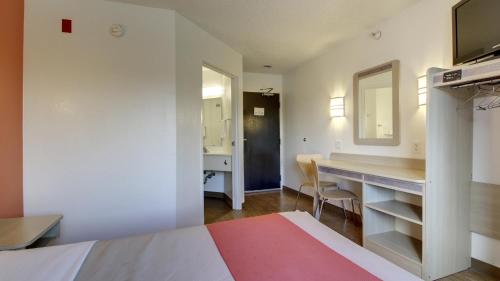 a bedroom with a desk and a bed in a room at Motel 6-Springfield, IL I-55 I-72 in Springfield