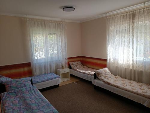 Postel nebo postele na pokoji v ubytování Apátságúti Vendégház