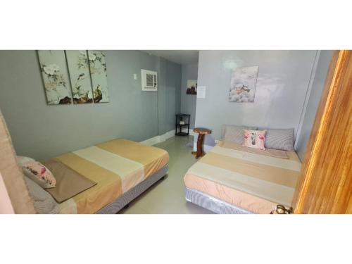 Кровать или кровати в номере OYO 878 Dg Budget Hotel Naia