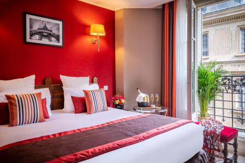a bedroom with a red wall and a bed at Hotel Trianon Rive Gauche in Paris