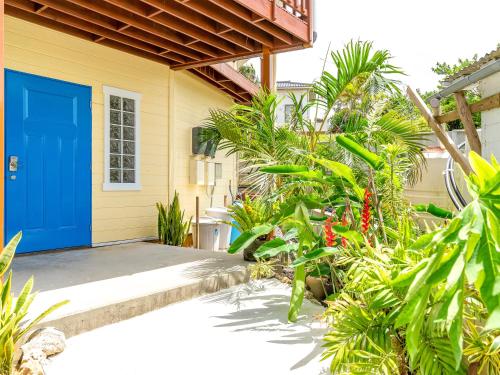 Un jardín fuera de Island Breeze - Round House with BBQ - Wooden Hot Tub - Beach