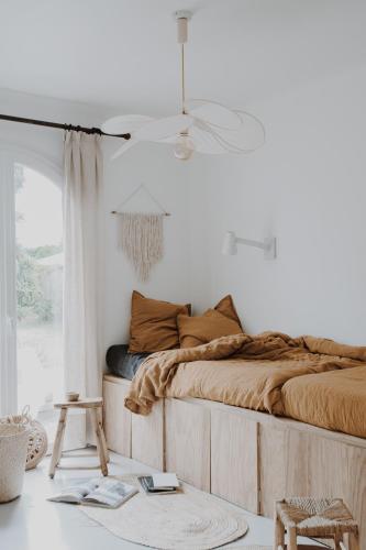 une chambre avec un lit et un ventilateur de plafond dans l'établissement Feel-good home 5 min drive from Cazaux lake & sand beaches, à La Teste-de-Buch