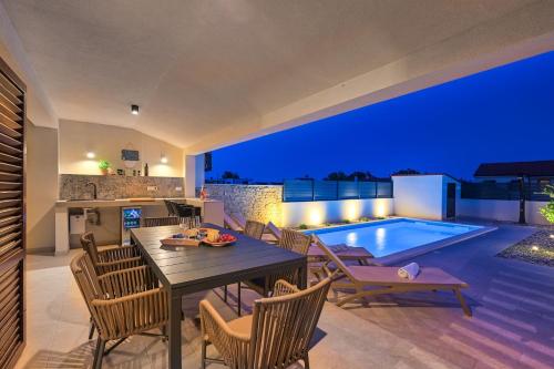 Apartment Zala with private pool