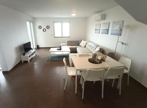 Ruang duduk di SeArenity Pool Suite - Seafront