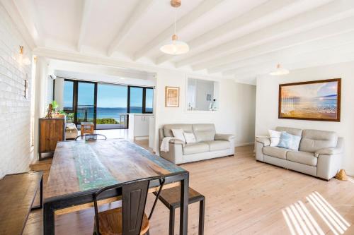 Posezení v ubytování Azure Absolute Beachfront I Pet Friendly