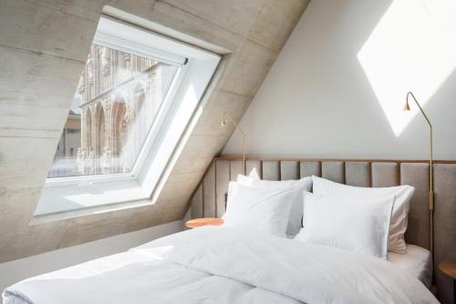 a bedroom with a bed and a window at Legend Hotel in Cologne