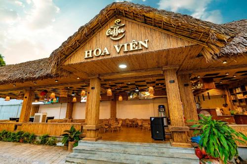 um restaurante com um sinal de visão auricular num edifício em Hoa Viên Hotel - Suối khoáng Kim Bôi em Hòa Bình